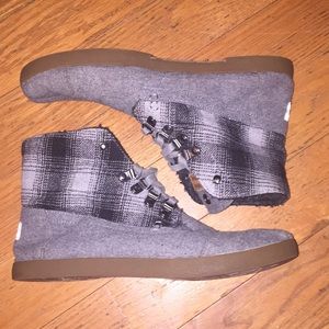 TOM’S hi top winter shoes
